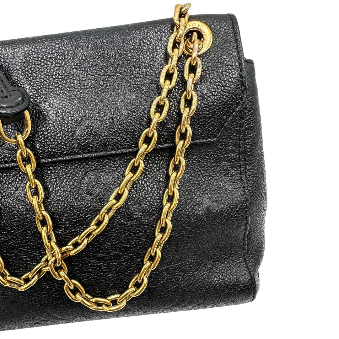 Catene di una borsa Louis Vuitton in pelle blu notte Monogram Empreinte, con parti metalliche dorate; munita di una tracolla scorrevole con spallacci in pelle. Completa di scatola.