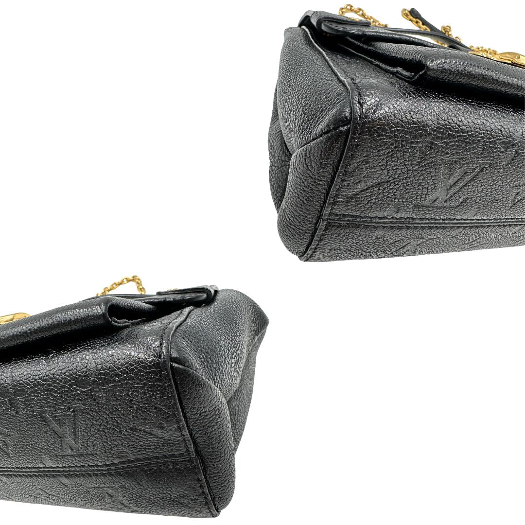 Angoli di una borsa Louis Vuitton in pelle blu notte Monogram Empreinte, con parti metalliche dorate; munita di una tracolla scorrevole con spallacci in pelle. Completa di scatola.
