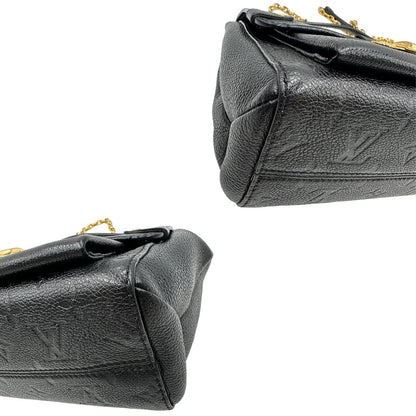 Angoli di una borsa Louis Vuitton in pelle blu notte Monogram Empreinte, con parti metalliche dorate; munita di una tracolla scorrevole con spallacci in pelle. Completa di scatola.