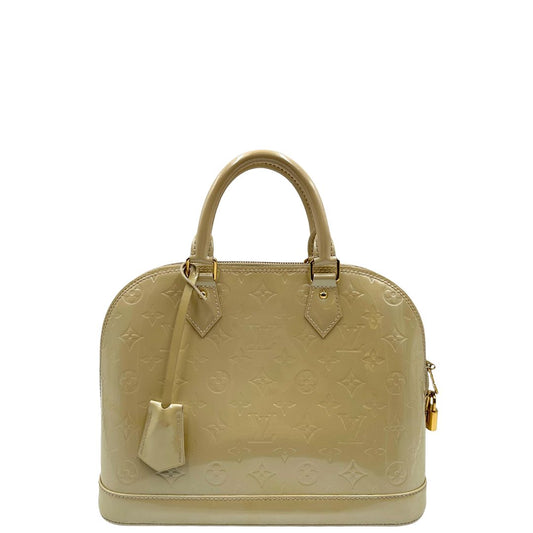 Front di una borsa Alma PM Louis Vuitton in pelle Vernis color noisette con parti metalliche dorate e doppi manici stondati; da portare a mano. Completa di lucchetto e chiavi. Indossabile a mano.