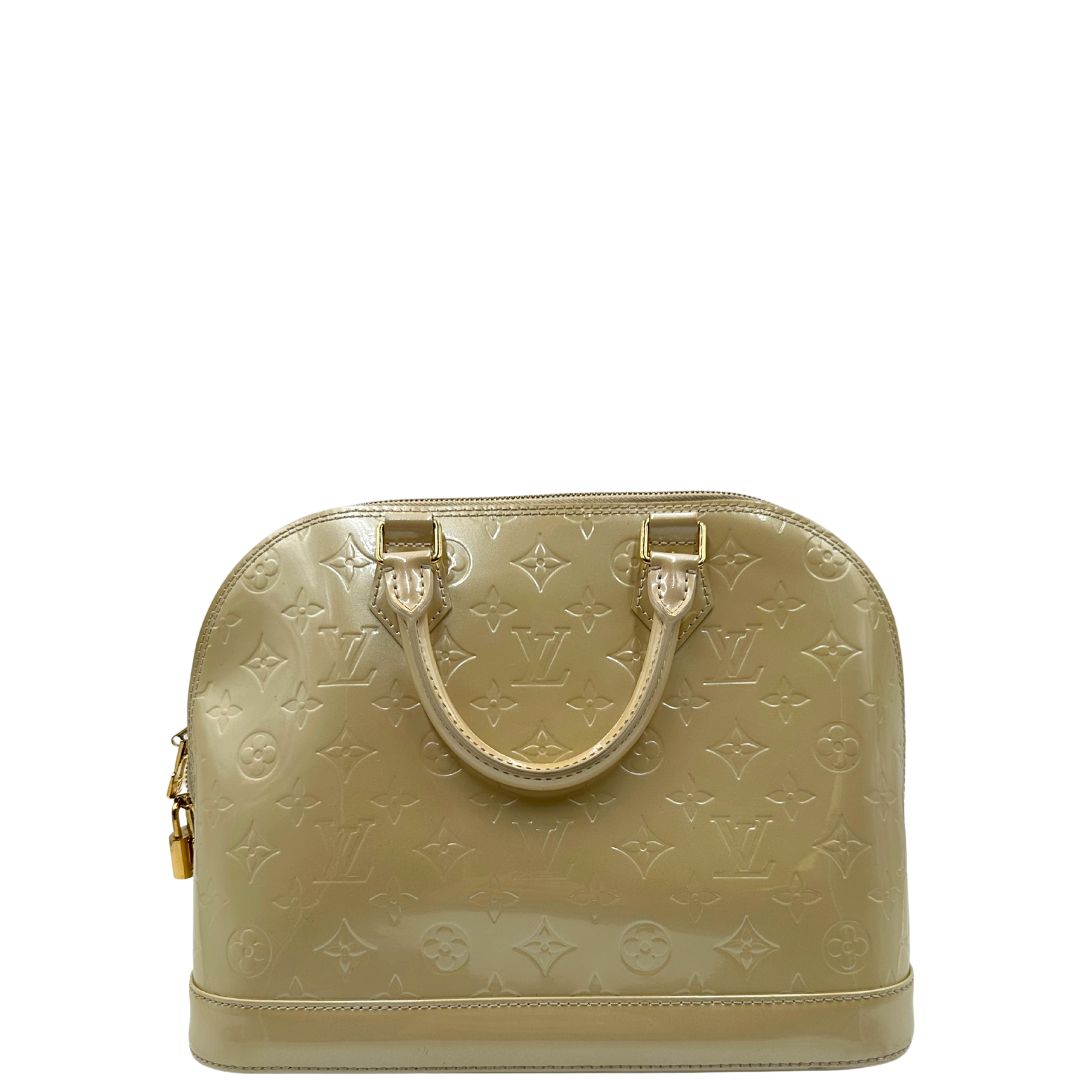 Retro di una borsa Alma PM Louis in pelle Vernis color noisette con parti metalliche dorate e doppi manici stondati; da portare a mano. Completa di lucchetto e chiavi. Indossabile a mano.