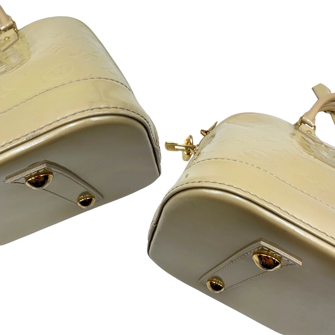 Angoli di una borsa Alma PM Louis Vuitton in pelle Vernis color noisette con parti metalliche dorate e doppi manici stondati; da portare a mano. Completa di lucchetto e chiavi. Indossabile a mano.