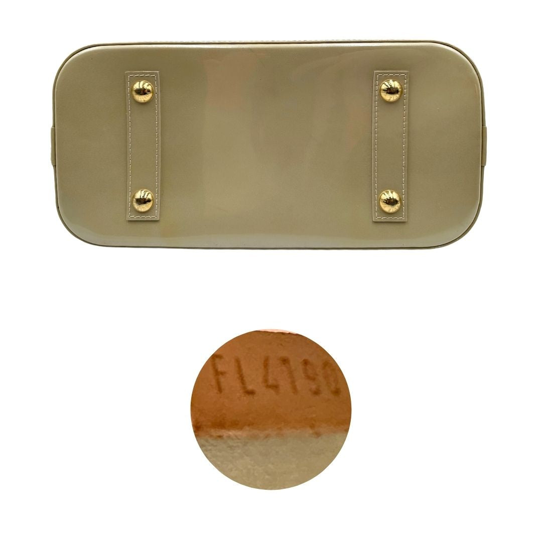 Base e codice di una borsa Alma PM Louis Vuitton in pelle Vernis color noisette con parti metalliche dorate e doppi manici stondati; da portare a mano. Completa di lucchetto e chiavi. Indossabile a mano.