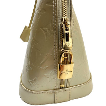 Parti metalliche di una borsa Alma PM Louis Vuitton in pelle Vernis color noisette con parti metalliche dorate e doppi manici stondati; da portare a mano. Completa di lucchetto e chiavi. Indossabile a mano.