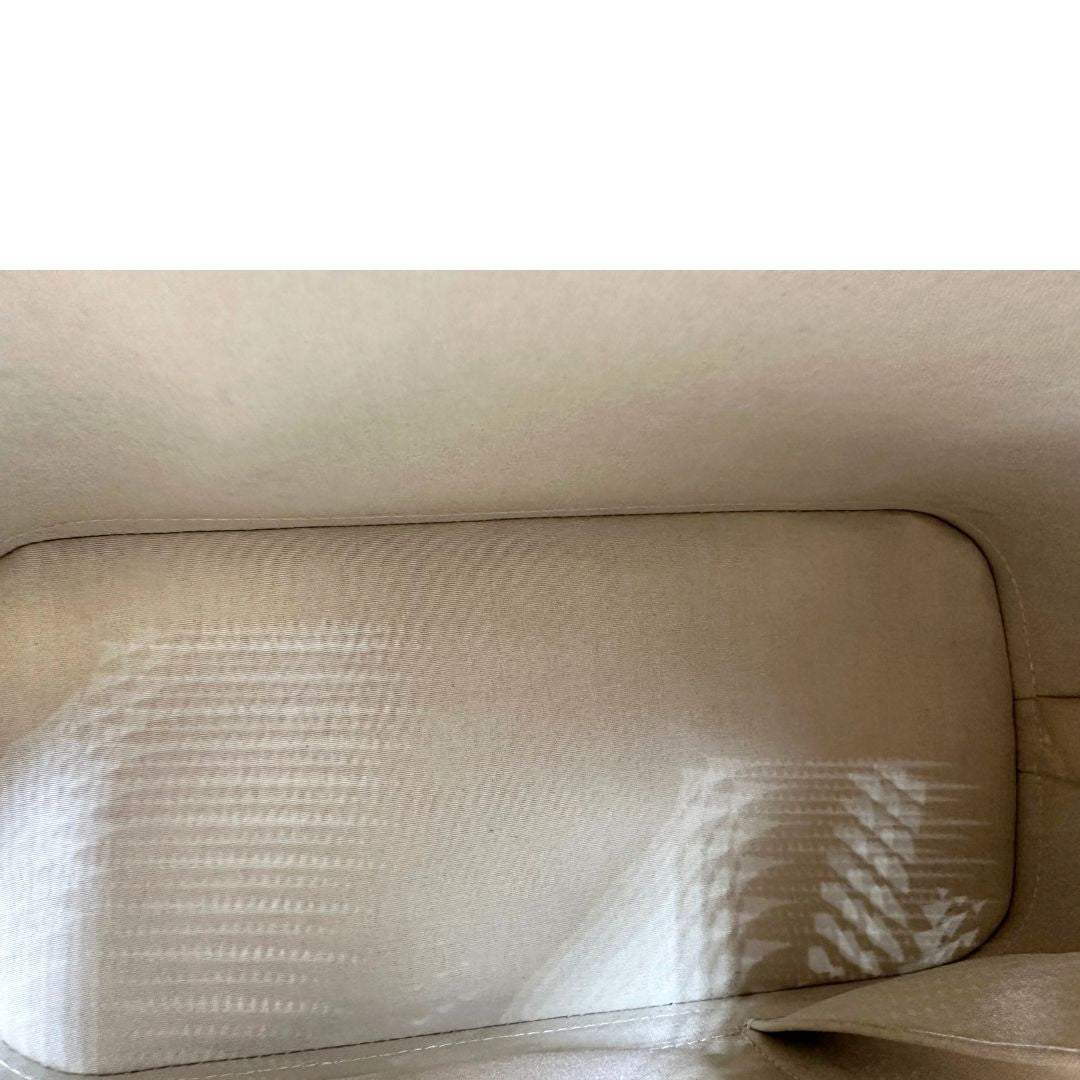 Interno di una borsa Alma PM Louis Vuitton in pelle Vernis color noisette con parti metalliche dorate e doppi manici stondati; da portare a mano. Completa di lucchetto e chiavi. Indossabile a mano.