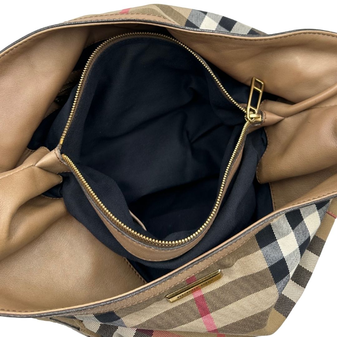 interni della  Borsa Burberry in tessuto tartan beige con parti metalliche dorate; munita di un manico singolo, indossabile a spalla, di lusso, originale, ottime condizioni, usata. 