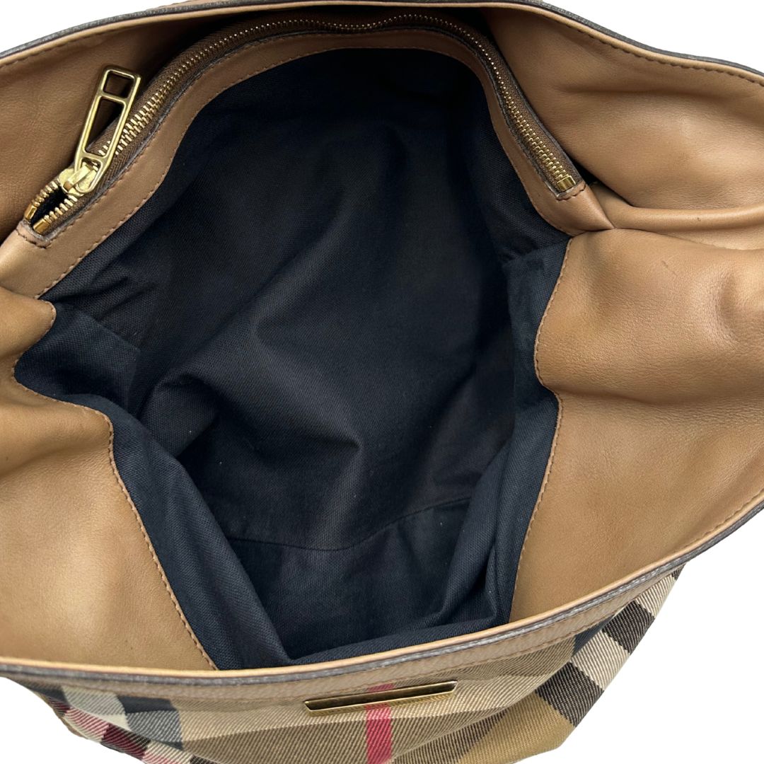 interni della  Borsa Burberry in tessuto tartan beige con parti metalliche dorate; munita di un manico singolo, indossabile a spalla, di lusso, originale, ottime condizioni, usata. 
