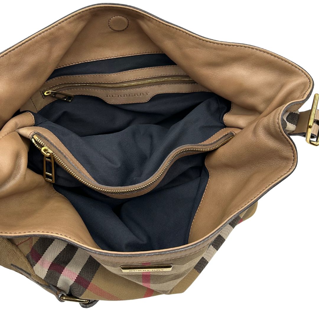interni della  Borsa Burberry in tessuto tartan beige con parti metalliche dorate; munita di un manico singolo, indossabile a spalla, di lusso, originale, ottime condizioni, usata. 