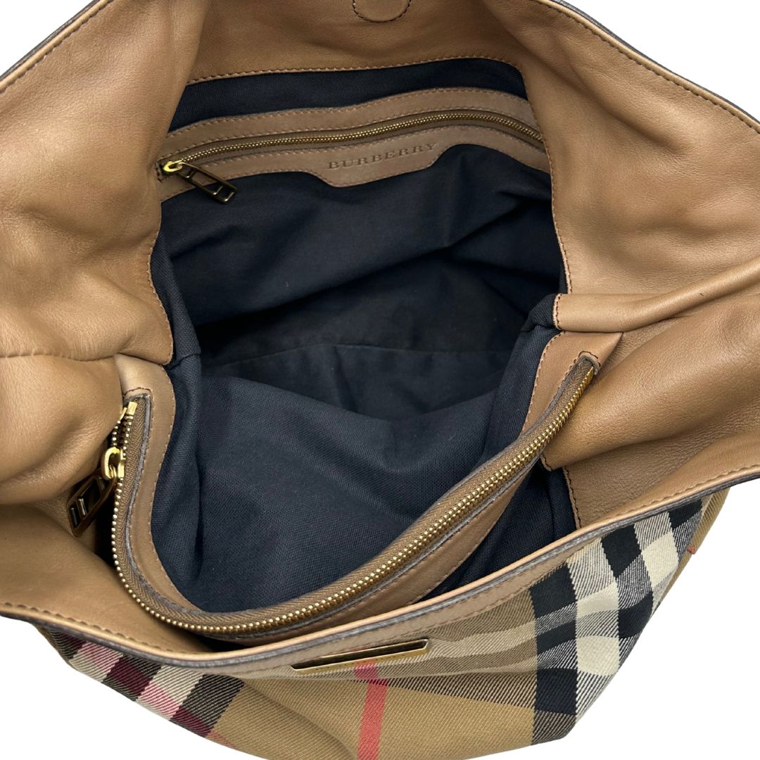 interni della  Borsa Burberry in tessuto tartan beige con parti metalliche dorate; munita di un manico singolo, indossabile a spalla, di lusso, originale, ottime condizioni, usata. 