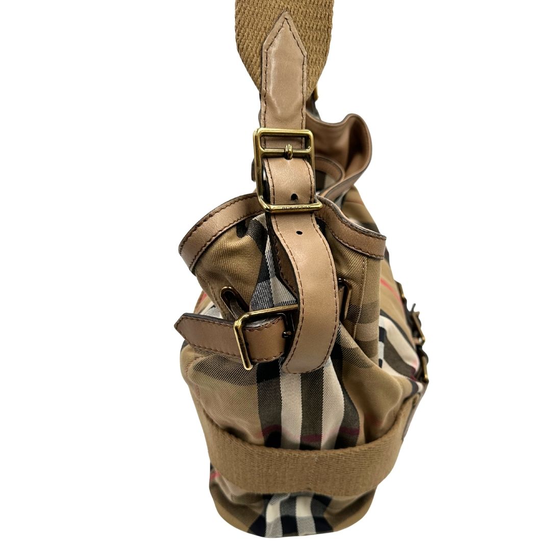 lato  Borsa Burberry in tessuto tartan beige con parti metalliche dorate; munita di un manico singolo, indossabile a spalla, di lusso, originale, ottime condizioni, usata. 