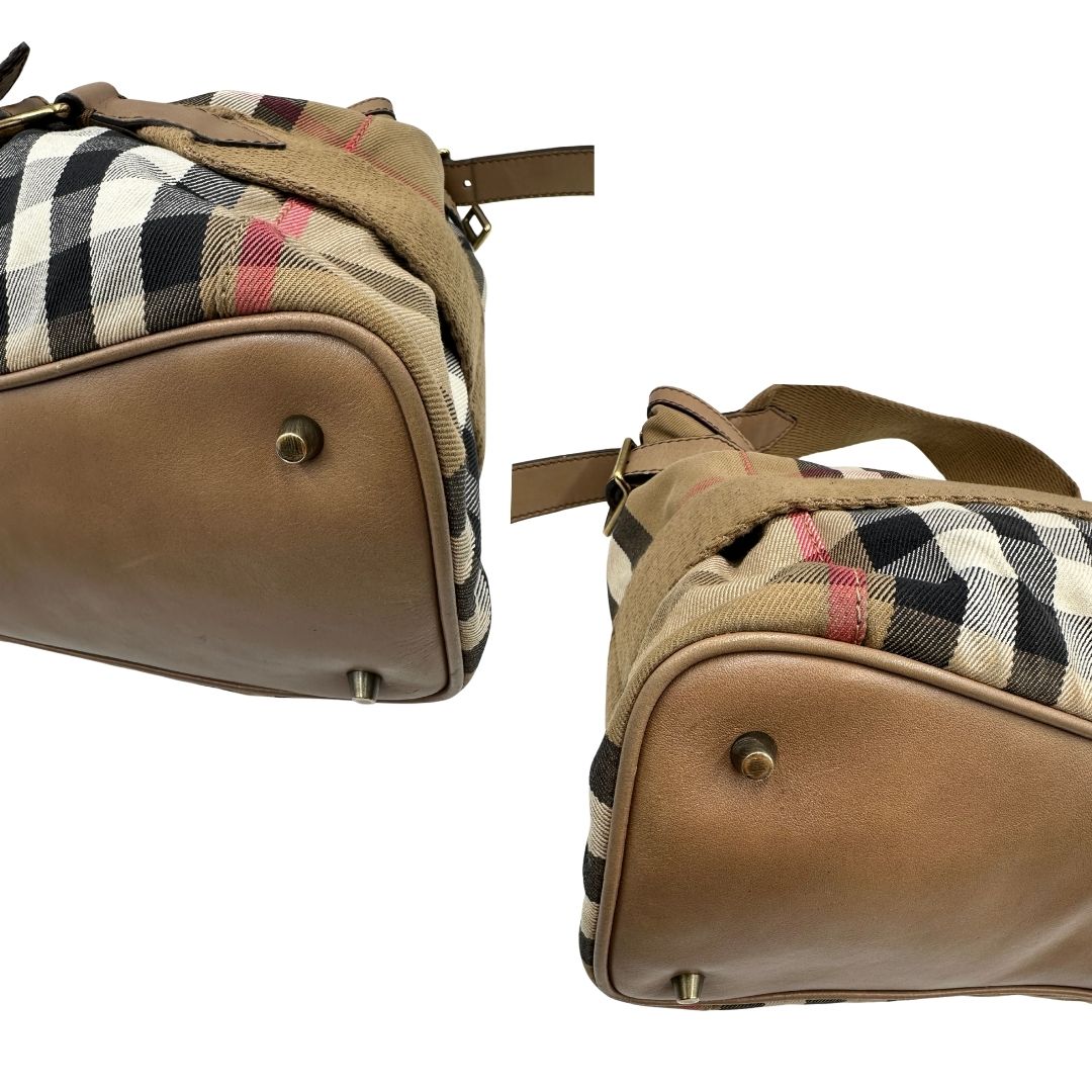 angoli  Borsa Burberry in tessuto tartan beige con parti metalliche dorate; munita di un manico singolo, indossabile a spalla, di lusso, originale, ottime condizioni, usata. 