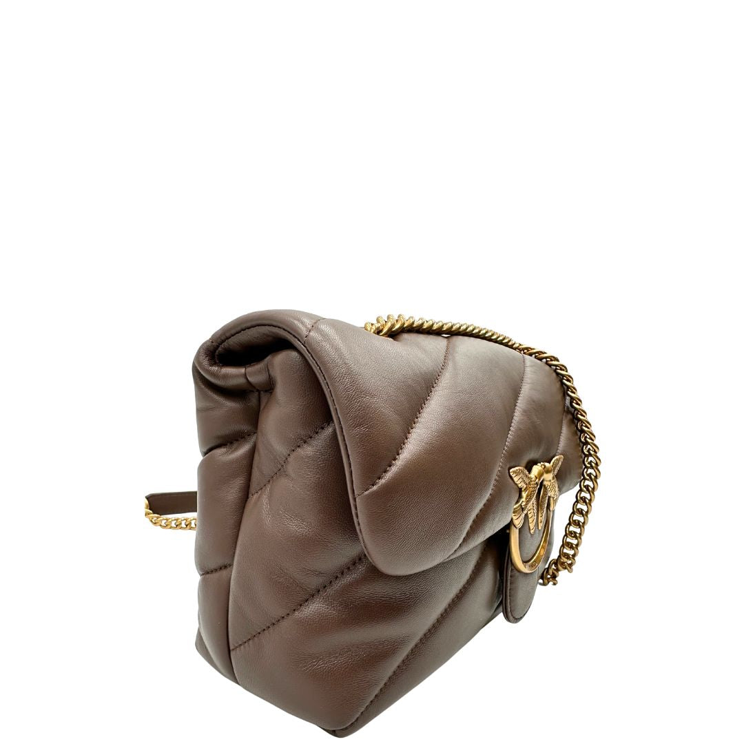 lato  Borsa Pinko in pelle matelassè marrone con parti metalliche dorate; munita di di una tracolla scorrevole con spallaccio in pelle, di lusso, originale, eccellenti condizioni, usata. 