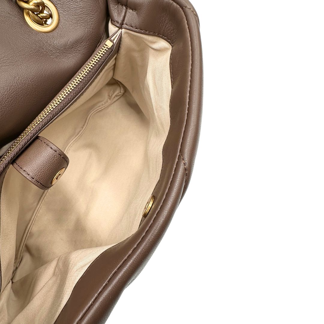 interno  Borsa Pinko in pelle matelassè marrone con parti metalliche dorate; munita di di una tracolla scorrevole con spallaccio in pelle, di lusso, originale, eccellenti condizioni, usata. 