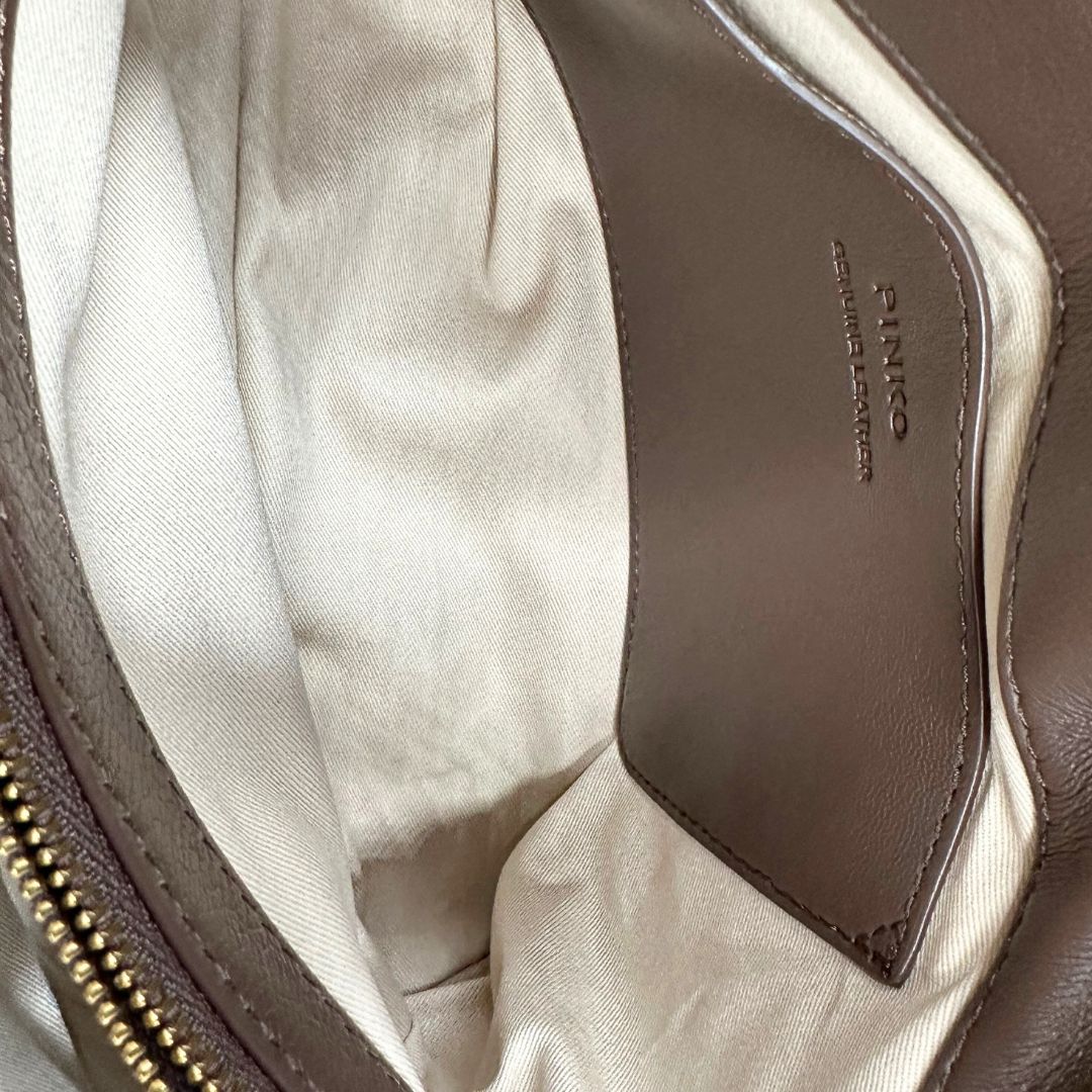 interno  Borsa Pinko in pelle matelassè marrone con parti metalliche dorate; munita di di una tracolla scorrevole con spallaccio in pelle, di lusso, originale, eccellenti condizioni, usata. 