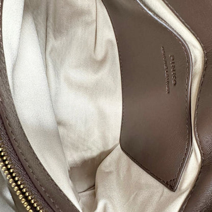 interno  Borsa Pinko in pelle matelassè marrone con parti metalliche dorate; munita di di una tracolla scorrevole con spallaccio in pelle, di lusso, originale, eccellenti condizioni, usata. 