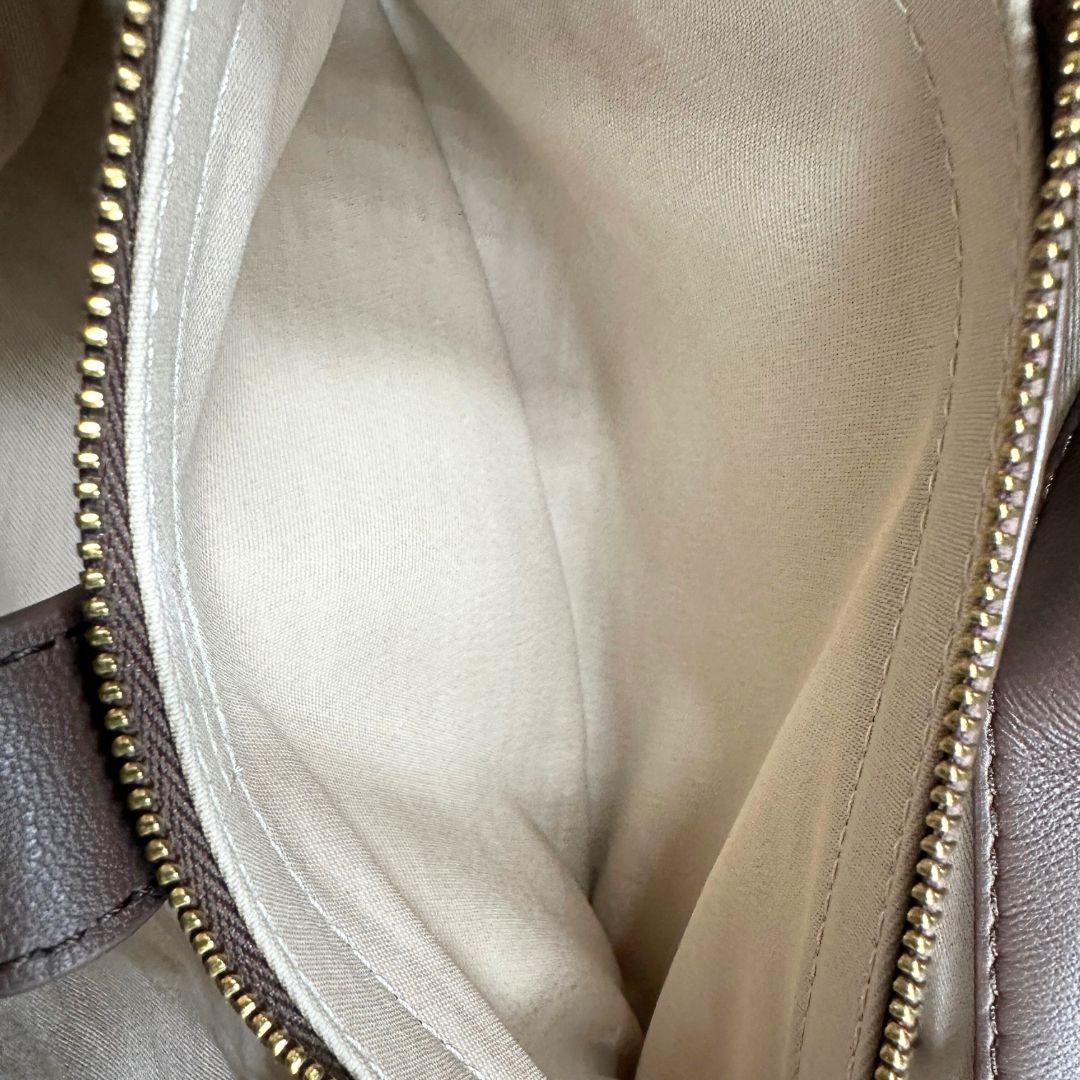 interno  Borsa Pinko in pelle matelassè marrone con parti metalliche dorate; munita di di una tracolla scorrevole con spallaccio in pelle, di lusso, originale, eccellenti condizioni, usata. 