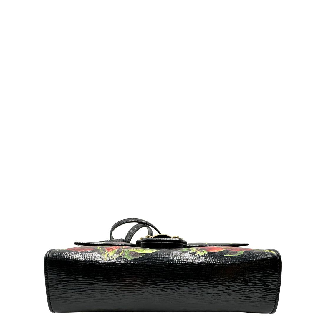 Base di una borsa D&G in pelle nera con stampa melograni e parti metalliche dorate; munita di un manico rigido fisso e una tracolla in pelle regolabile ed amovibile. Completa di dustbag.