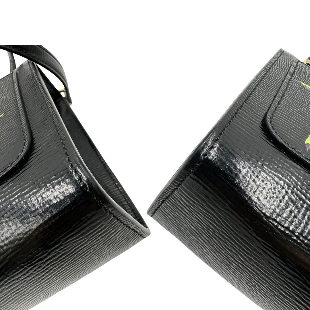 Angoli di una borsa D&G in pelle nera con stampa melograni e parti metalliche dorate; munita di un manico rigido fisso e una tracolla in pelle regolabile ed amovibile. Completa di dustbag.