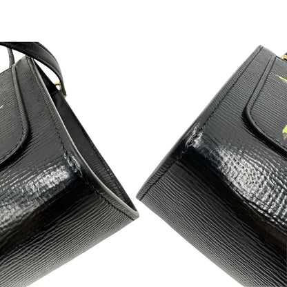 Angoli di una borsa D&G in pelle nera con stampa melograni e parti metalliche dorate; munita di un manico rigido fisso e una tracolla in pelle regolabile ed amovibile. Completa di dustbag.