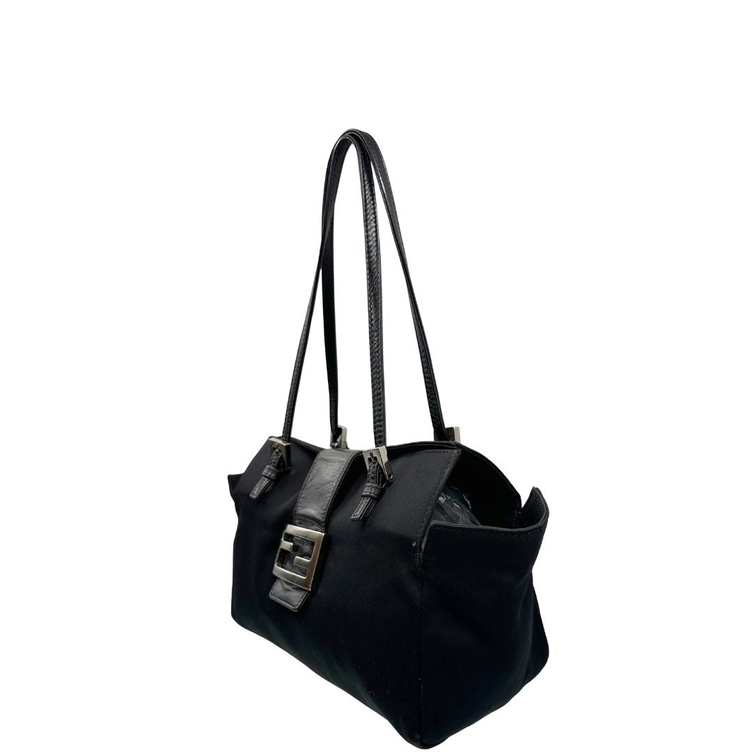 lato  Borsa Fendi in tessuto nero con finiture in pelle tono su tono e parti metalliche argentate; munita di doppi manici, indossabile a spalla, di lusso, originale, ottime condizioni, usata.