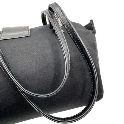 manici  Borsa Fendi in tessuto nero con finiture in pelle tono su tono e parti metalliche argentate; munita di doppi manici, indossabile a spalla, di lusso, originale, ottime condizioni, usata. 