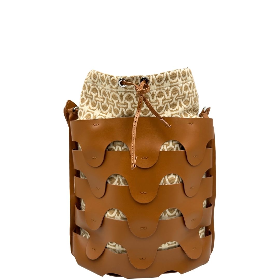 Retro di una borsa Coccinelle in pelle color cammello con parti metalliche argentate e interno in tessuto logato; munita di un manico singolo leggermente regolabile. Indossabile a spalla.