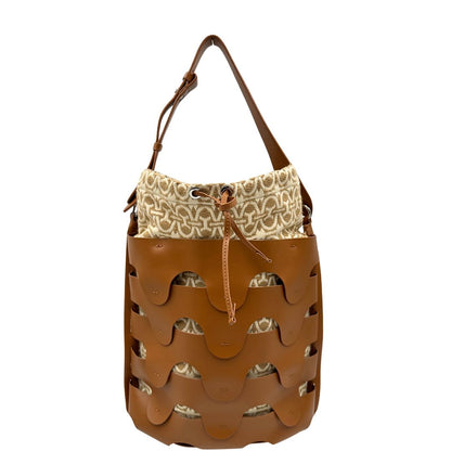 Front di una borsa Coccinelle in pelle color cammello con parti metalliche argentate e interno in tessuto logato; munita di un manico singolo leggermente regolabile. Indossabile a spalla.