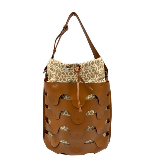 Front di una borsa Coccinelle in pelle color cammello con parti metalliche argentate e interno in tessuto logato; munita di un manico singolo leggermente regolabile. Indossabile a spalla.