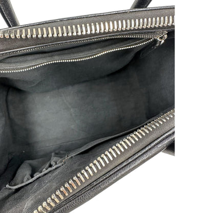 Interno di una borsa Givenchy Antigona in pelle nera dalla metalleria argentata, usata, originale, second hand, in ottime condizioni.