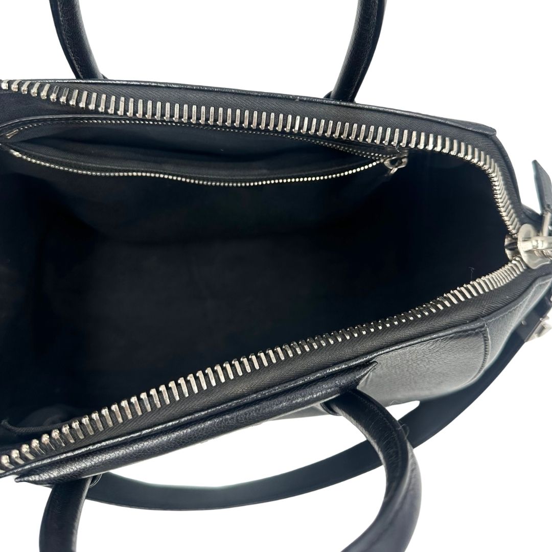 Interno di una borsa Givenchy Antigona in pelle nera dalla metalleria argentata, usata, originale, second hand, in ottime condizioni.