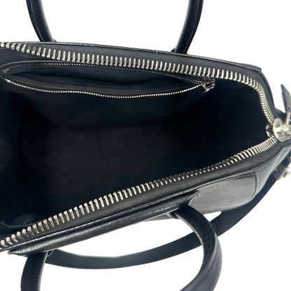 Interno di una borsa Givenchy Antigona in pelle nera dalla metalleria argentata, usata, originale, second hand, in ottime condizioni.