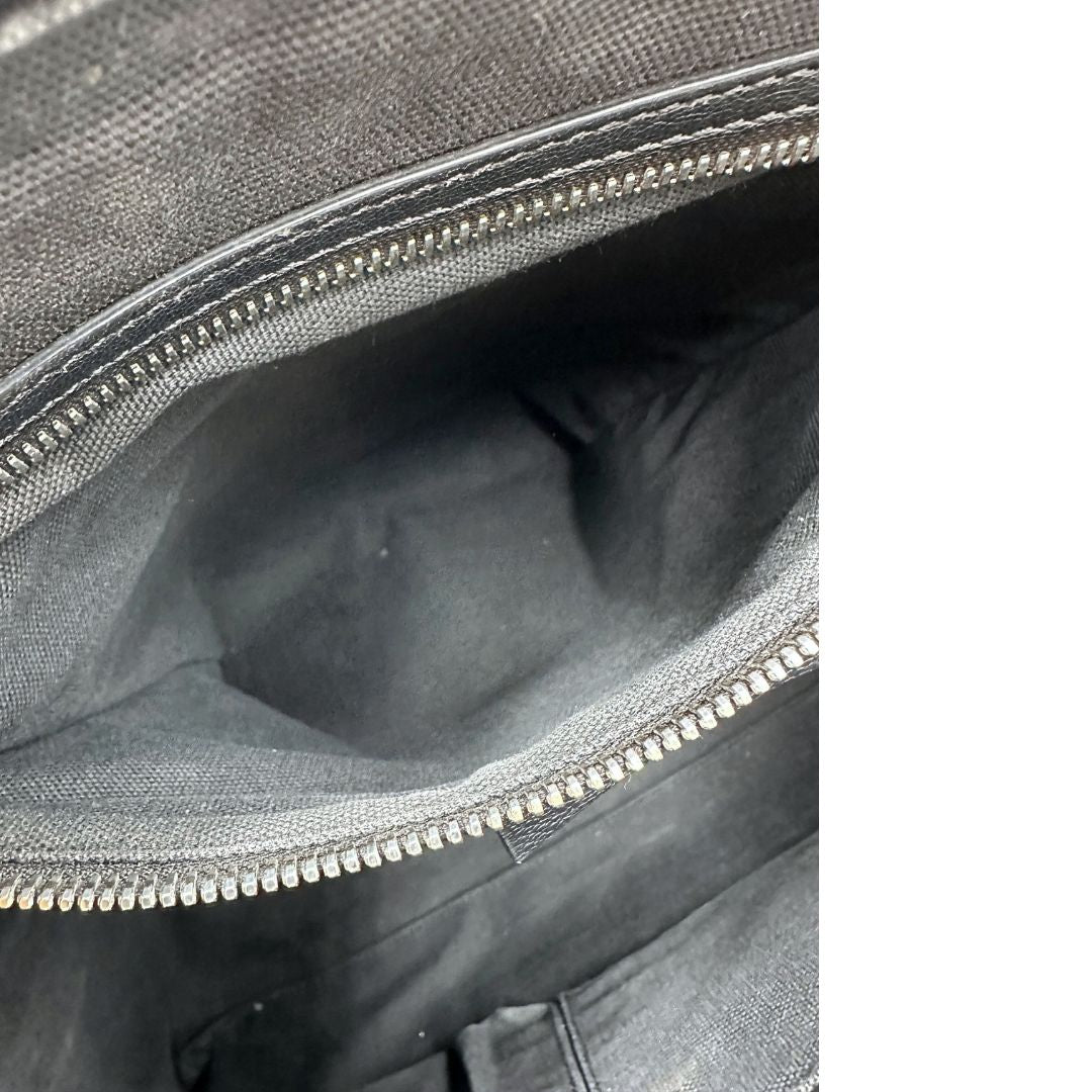 Interno di una borsa Givenchy Antigona in pelle nera dalla metalleria argentata, usata, originale, second hand, in ottime condizioni.