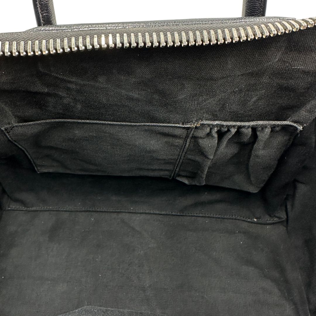 Interno di una borsa Givenchy Antigona in pelle nera dalla metalleria argentata, usata, originale, second hand, in ottime condizioni.