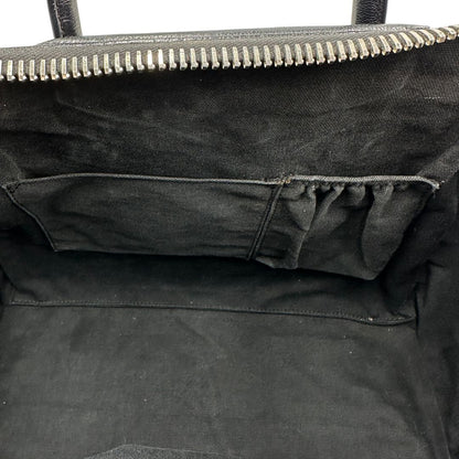 Interno di una borsa Givenchy Antigona in pelle nera dalla metalleria argentata, usata, originale, second hand, in ottime condizioni.