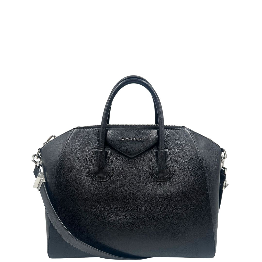 Front di una borsa Givenchy Antigona in pelle nera dalla metalleria argentata, usata, originale, second hand, in ottime condizioni.