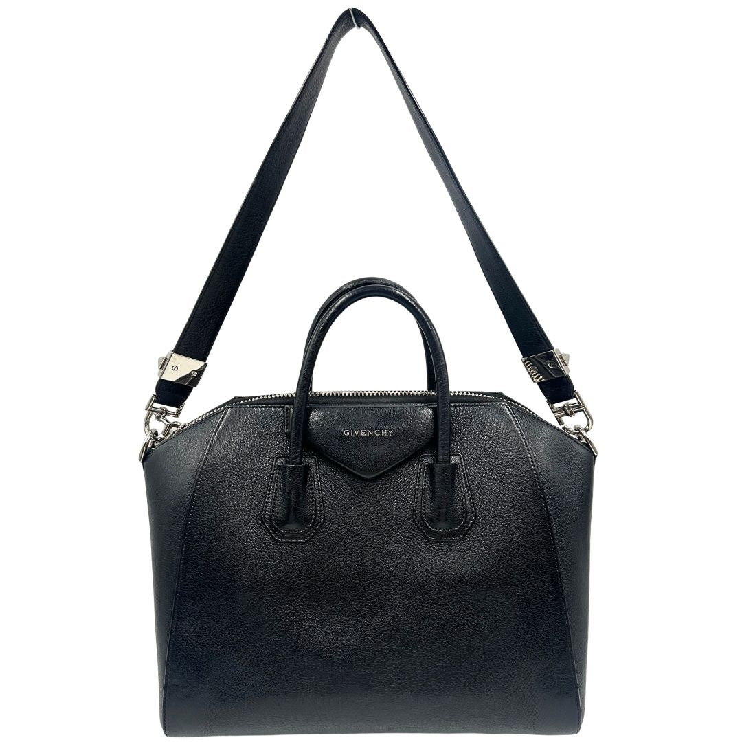 Front di una borsa Givenchy Antigona in pelle nera dalla metalleria argentata, usata, originale, second hand, in ottime condizioni.