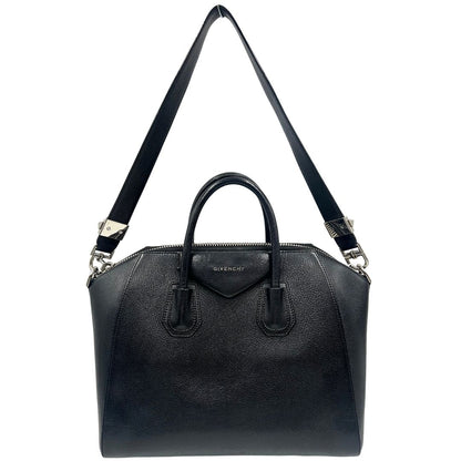 Front di una borsa Givenchy Antigona in pelle nera dalla metalleria argentata, usata, originale, second hand, in ottime condizioni.