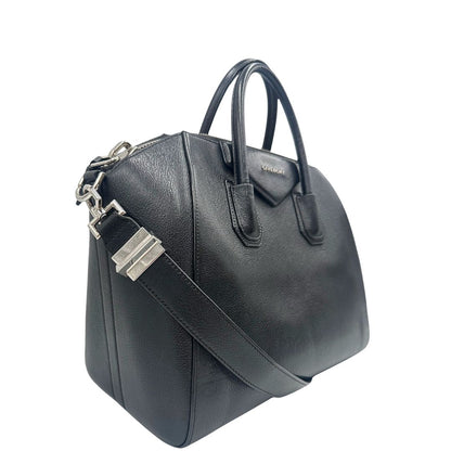 Laterale sinistro di una borsa Givenchy Antigona in pelle nera dalla metalleria argentata, usata, originale, second hand, in ottime condizioni.