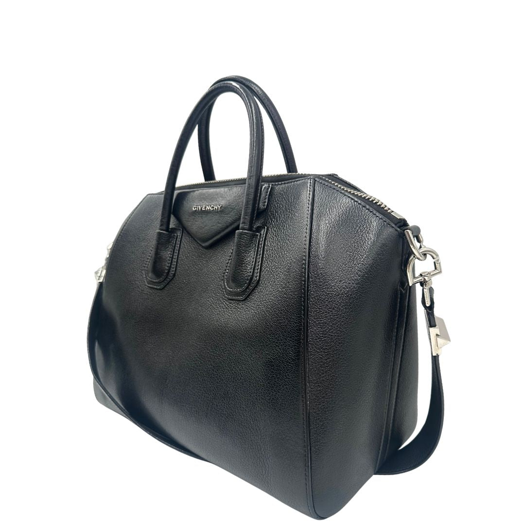 Laterale destro di una borsa Givenchy Antigona in pelle nera dalla metalleria argentata, usata, originale, second hand, in ottime condizioni.