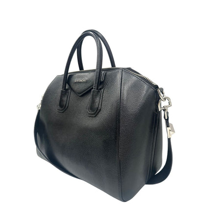 Laterale destro di una borsa Givenchy Antigona in pelle nera dalla metalleria argentata, usata, originale, second hand, in ottime condizioni.