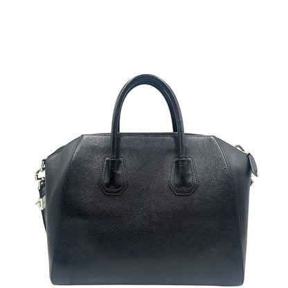 Retro di una borsa Givenchy Antigona in pelle nera dalla metalleria argentata, usata, originale, second hand, in ottime condizioni.