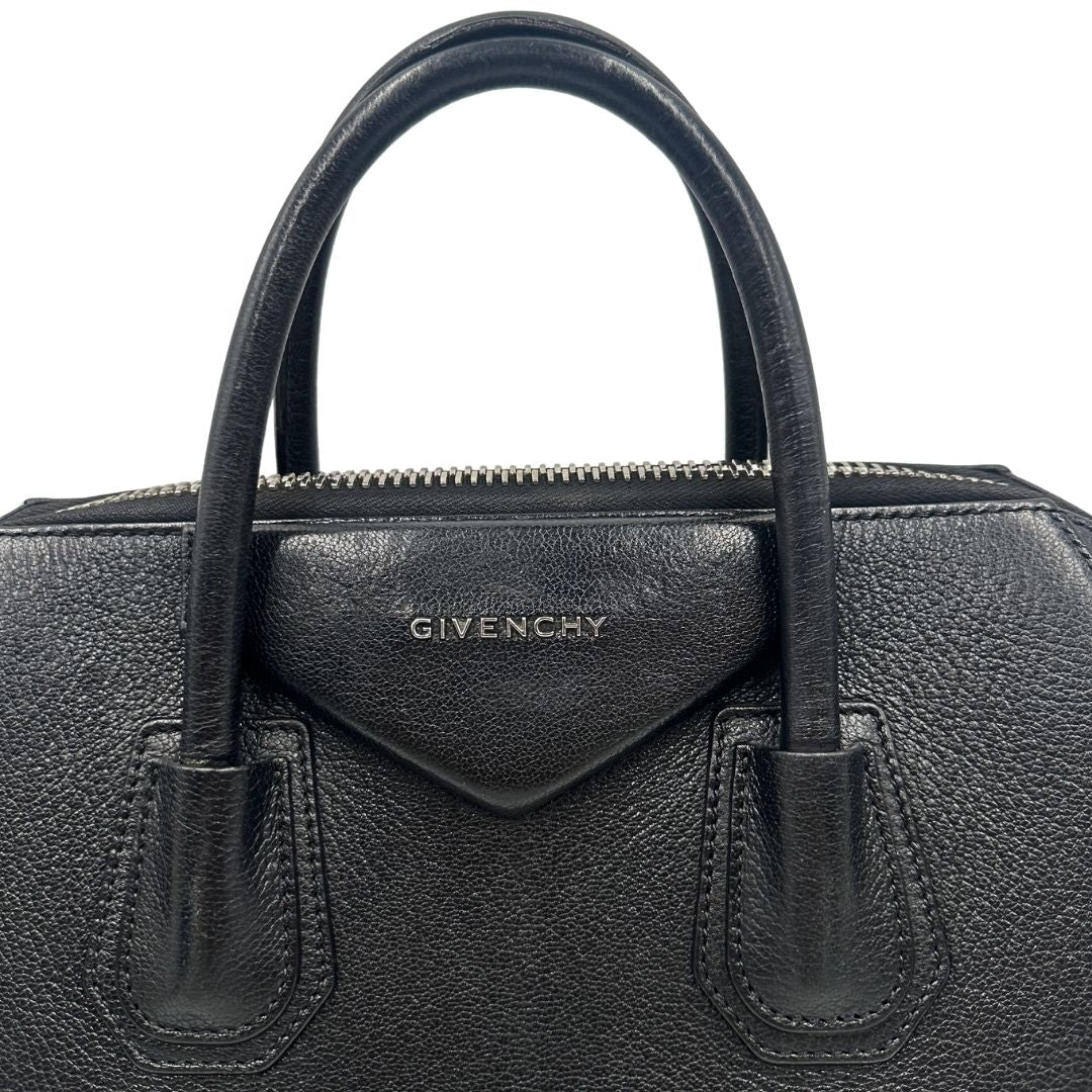 Manici di una borsa Givenchy Antigona in pelle nera dalla metalleria argentata, usata, originale, second hand, in ottime condizioni.