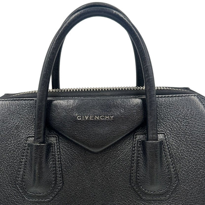 Manici di una borsa Givenchy Antigona in pelle nera dalla metalleria argentata, usata, originale, second hand, in ottime condizioni.