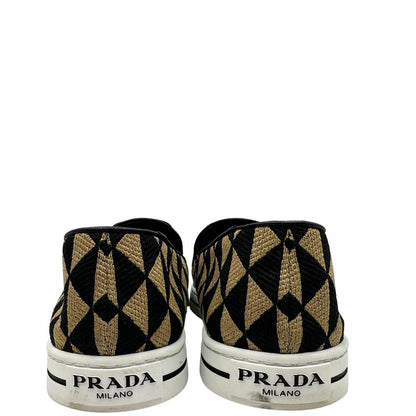  Mocassini Prada in tessuto beige e nero e parti metalliche dorate; munite di scatola e dustbag, di lusso, originale, ottime condizioni, usata. 