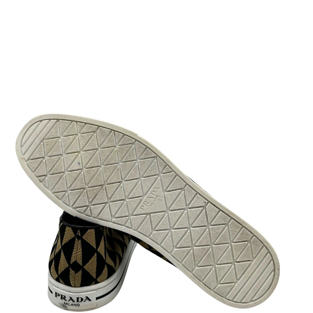 Mocassini Prada in tessuto beige e nero e parti metalliche dorate; munite di scatola e dustbag, di lusso, originale, ottime condizioni, usata. 