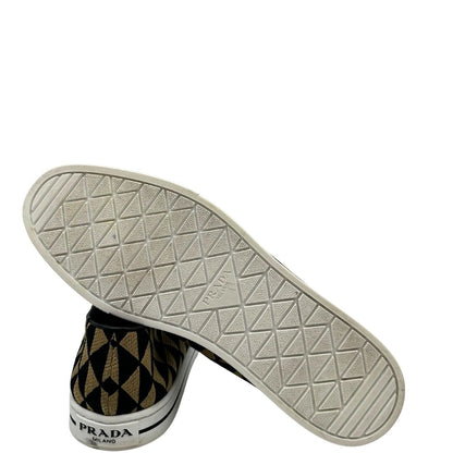  Mocassini Prada in tessuto beige e nero e parti metalliche dorate; munite di scatola e dustbag, di lusso, originale, ottime condizioni, usata. 