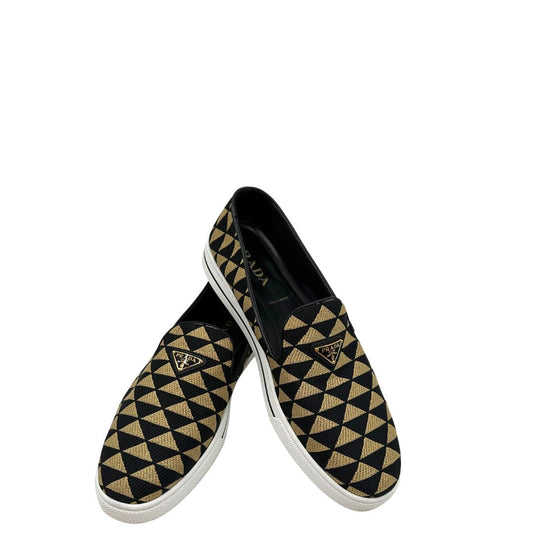  Mocassini Prada in tessuto beige e nero e parti metalliche dorate; munite di scatola e dustbag, di lusso, originale, ottime condizioni, usata. 