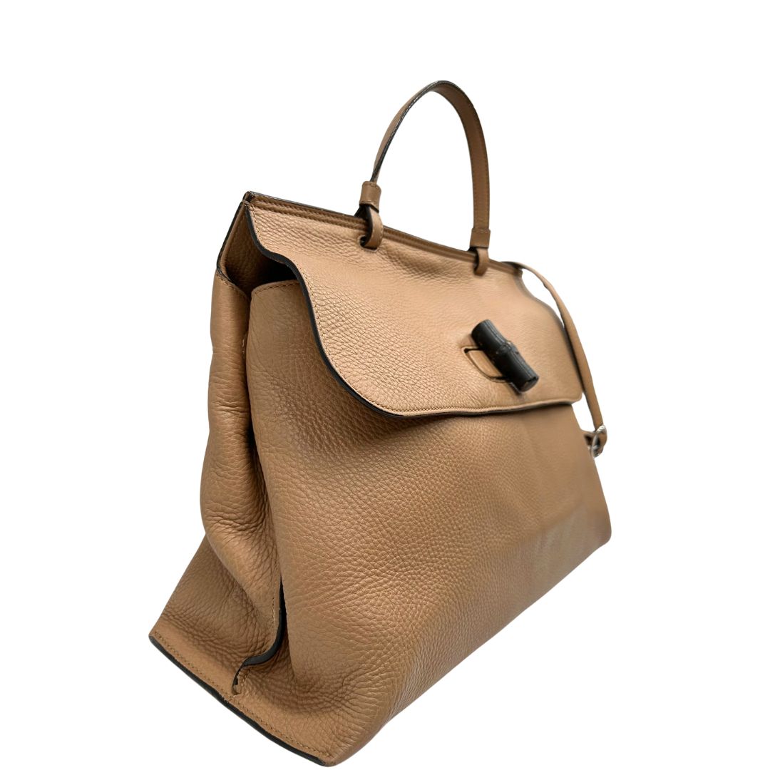 lato Morbida Gucci pelle beige con dettaglio bamboo sulla chiusura, di lusso, originale, ottime condizioni, usata. 