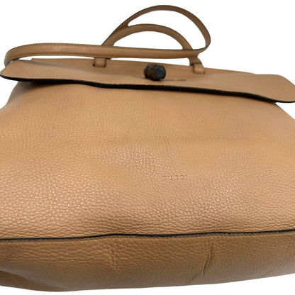 Morbida Gucci pelle beige con dettaglio bamboo sulla chiusura, di lusso, originale, ottime condizioni, usata.