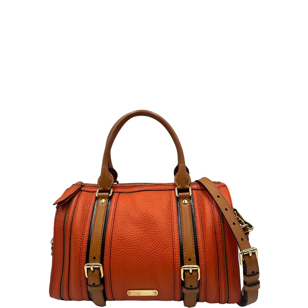 Front di un bauletto Burberry arancione usato, originale, in ottime condizioni, second hand.